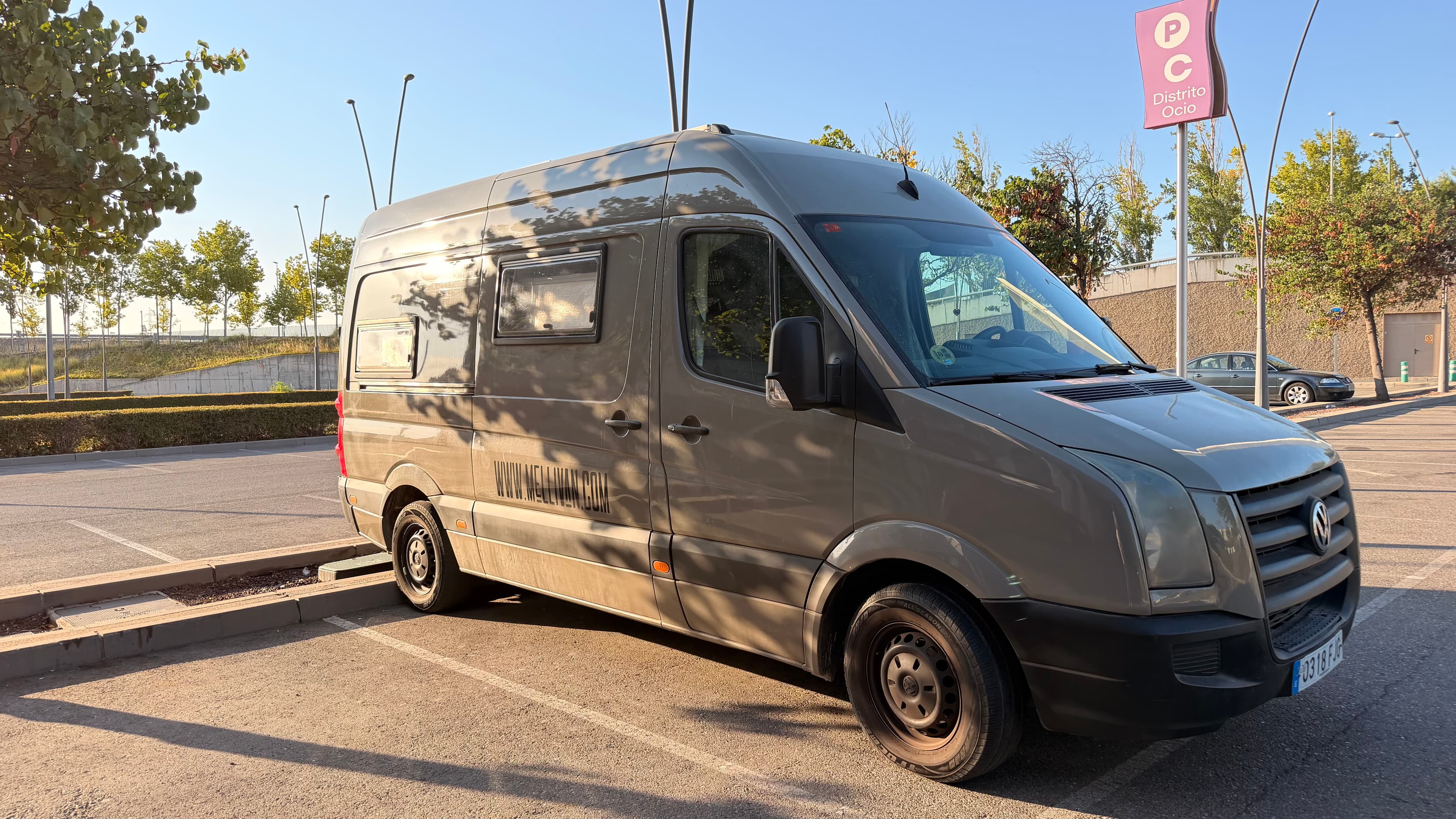 Mellivan aparcada al sol antes de salir de ruta, con la claraboya nueva instalada en el techo