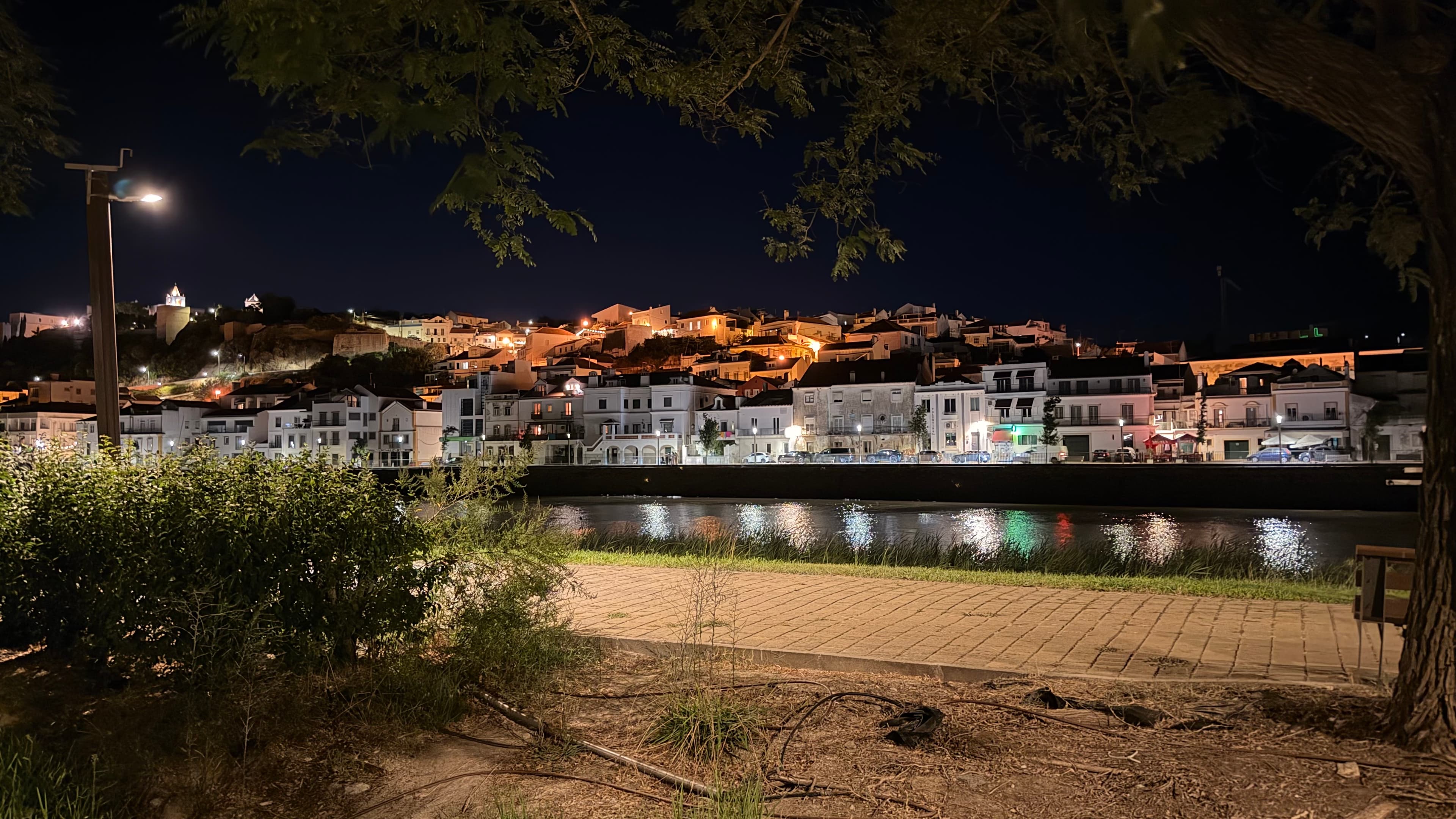 El pueblo de Alcácer do Sal de noche, a orillas del río Sado