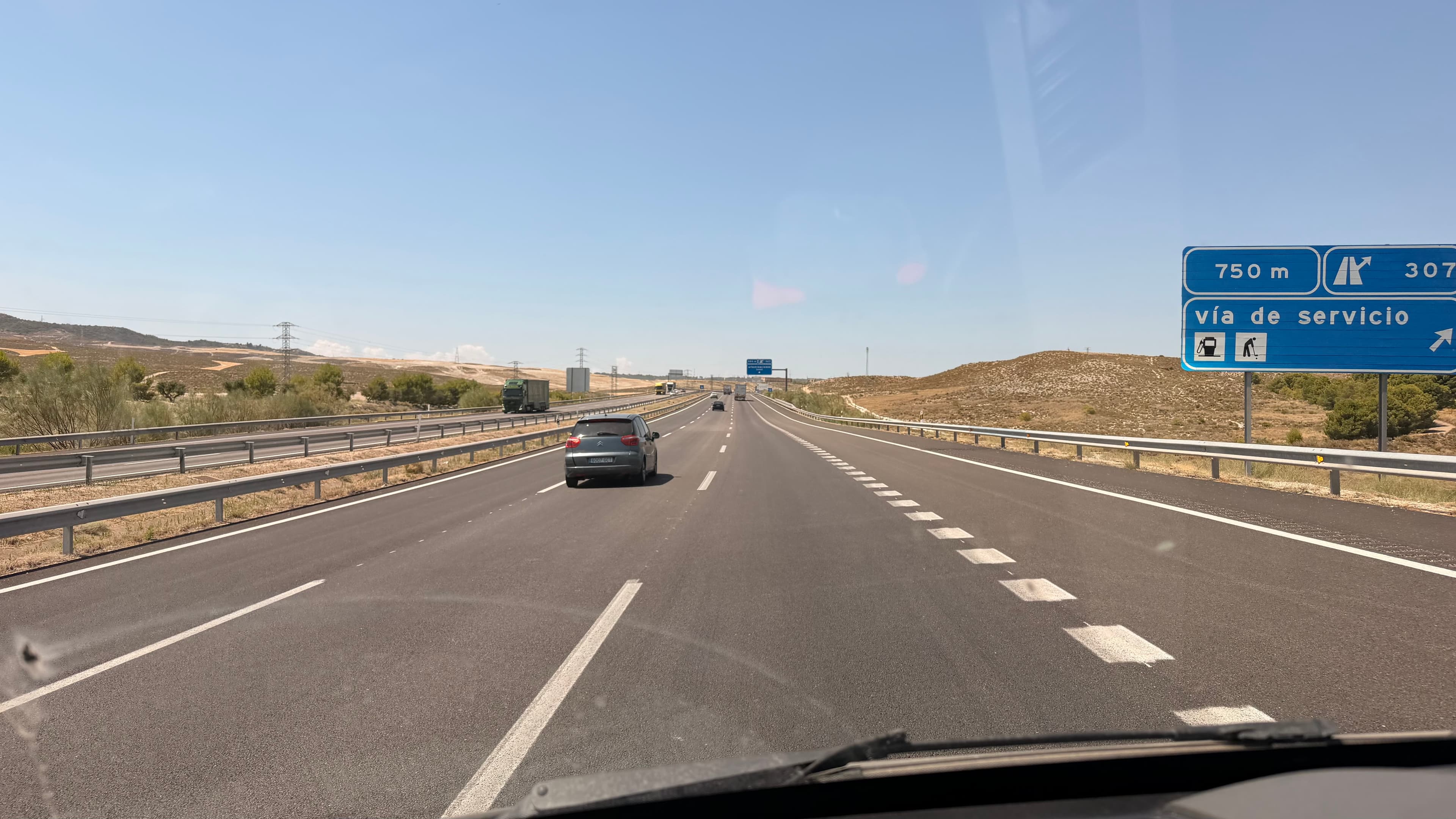 Carretera de vuelta a la ruta después del taller, dirección Ariza