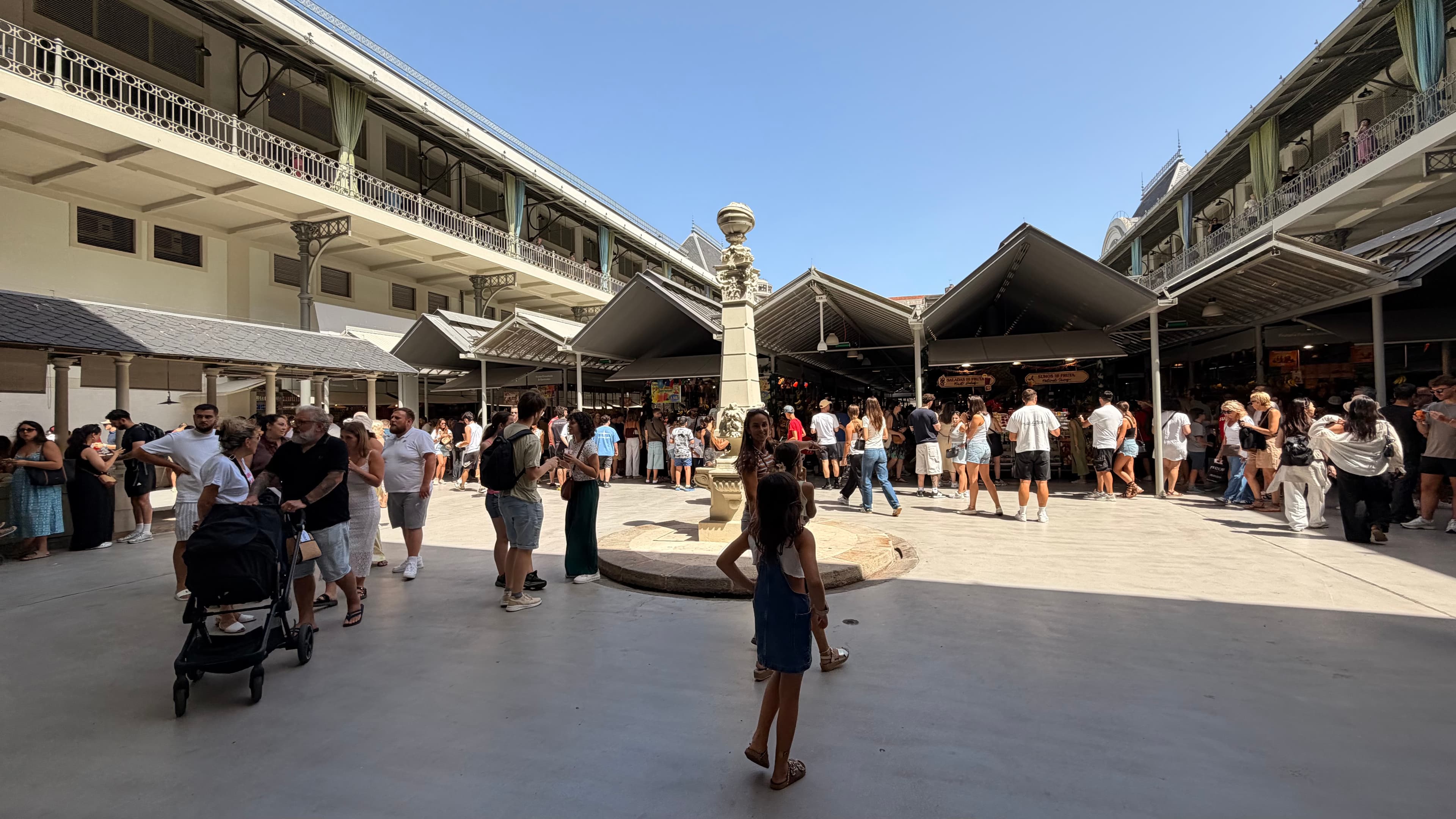 Patio interior del Mercado do Bolhão, lleno de gente, en Oporto