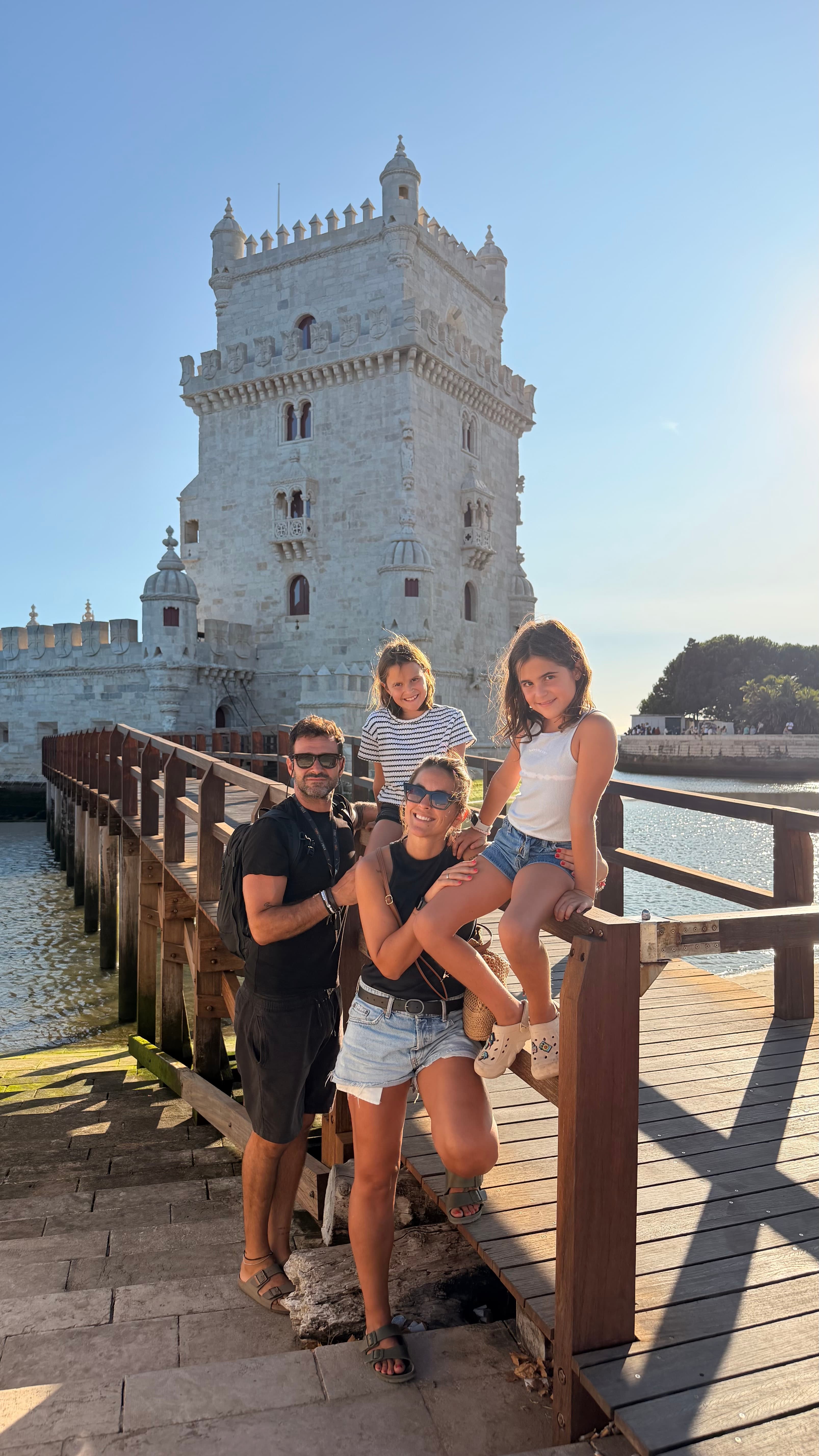 Familia frente a la Torre de Belém, en Lisboa