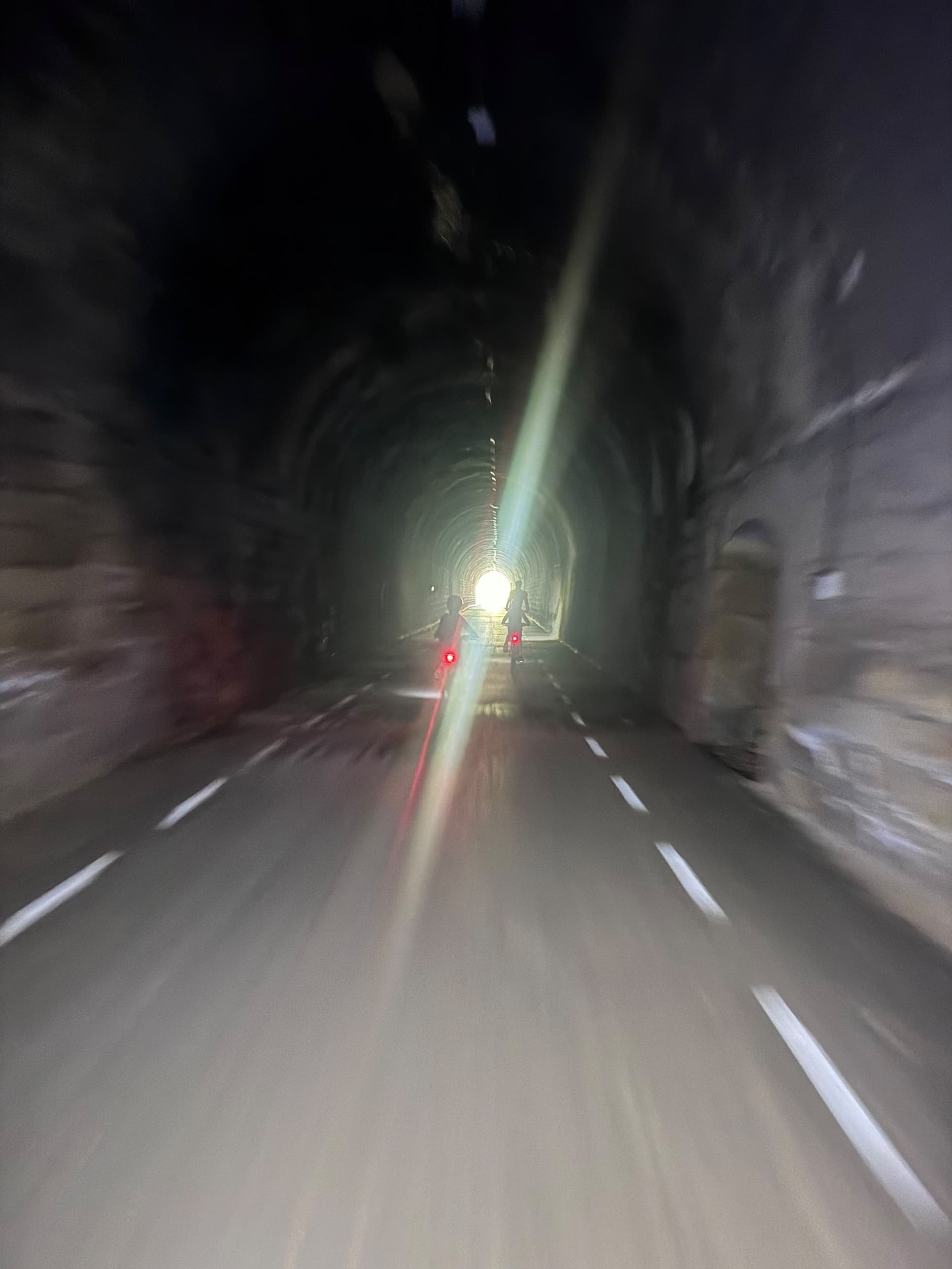 Túnel oscuro de la Vía Verde de la Terra Alta recorrido en bici con luces